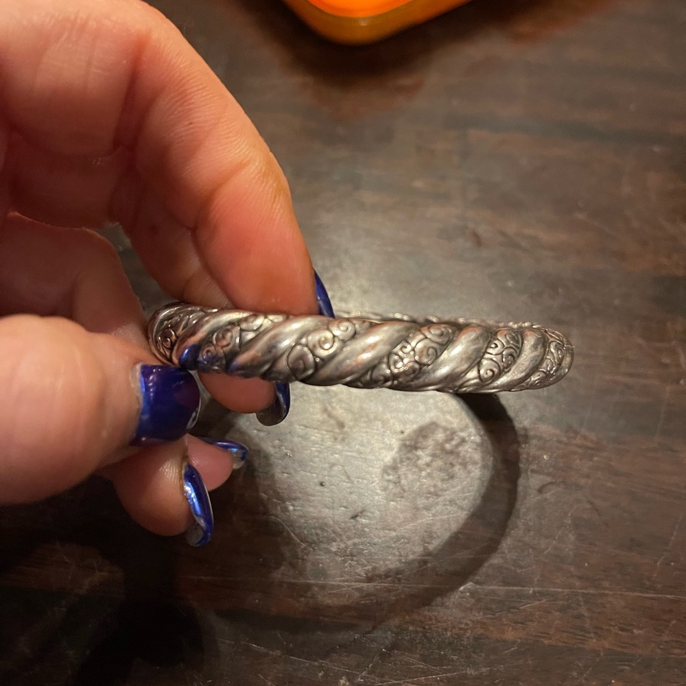 Silver scalloped hinge bracelet